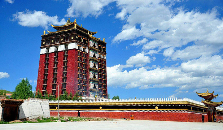 甘粛南部チベット ミラレバ仏閣（米拉日巴仏閣）