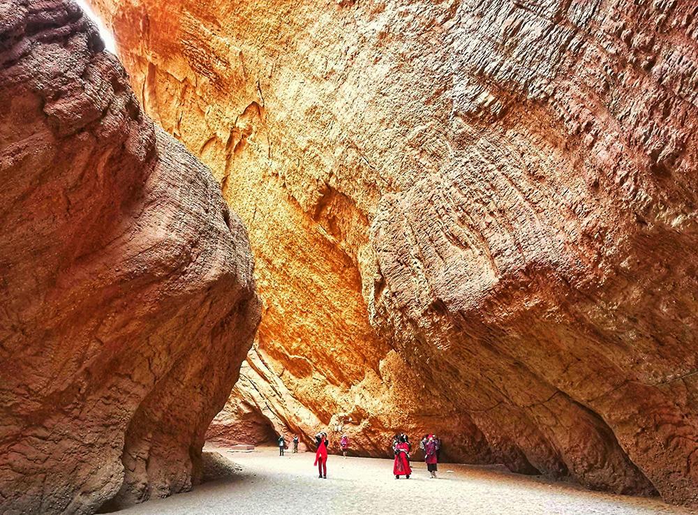 新彊クチャ　天山神秘大峡谷