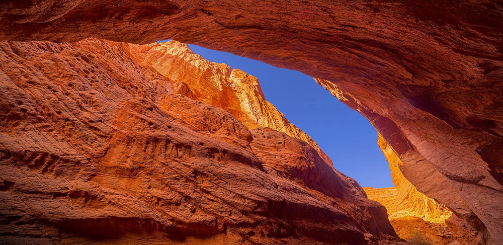 新彊クチャ　天山神秘大峡谷